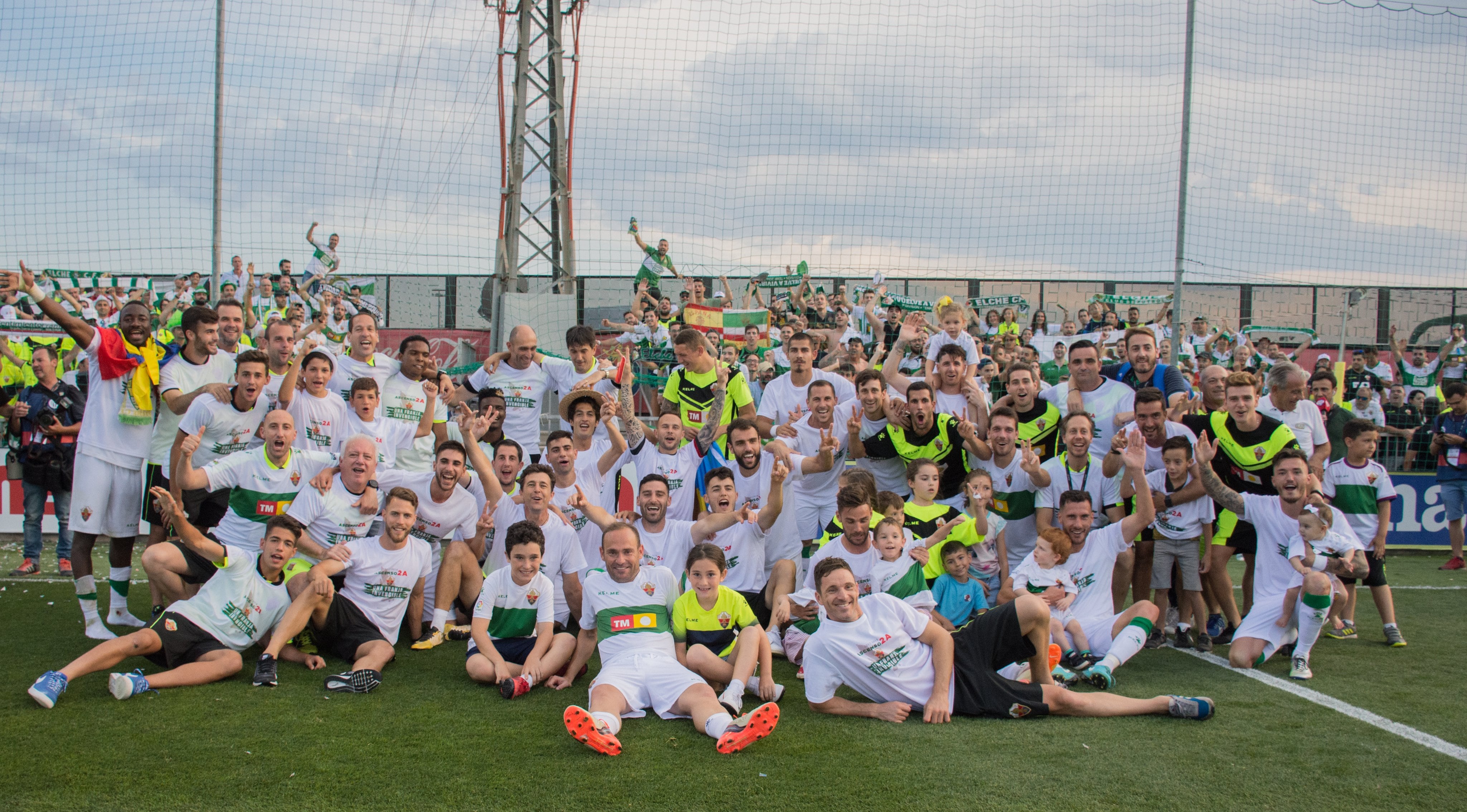 La plantilla del Elche celebrando su ascenso a Segunda en Villarreal en 2018