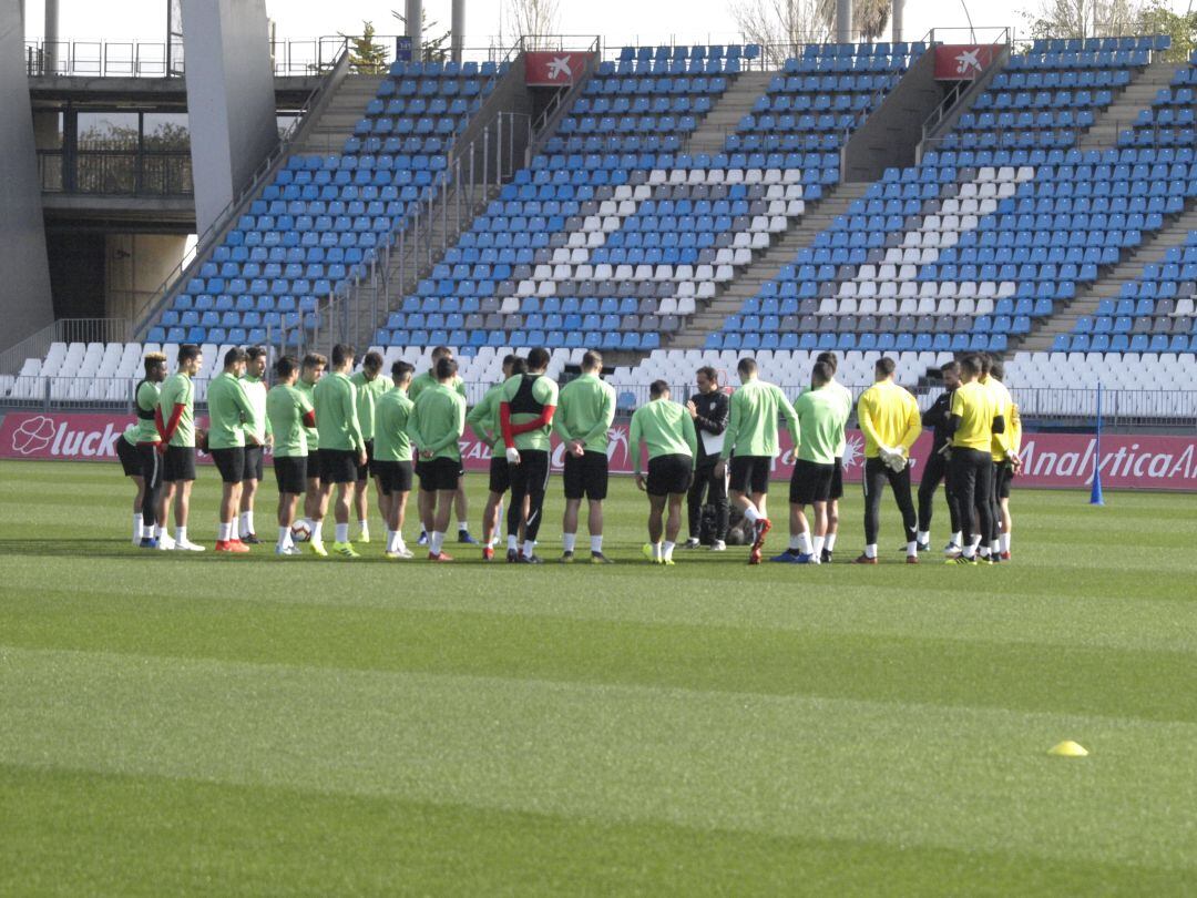 Charla de Fran Fernández antes del entrenamiento.