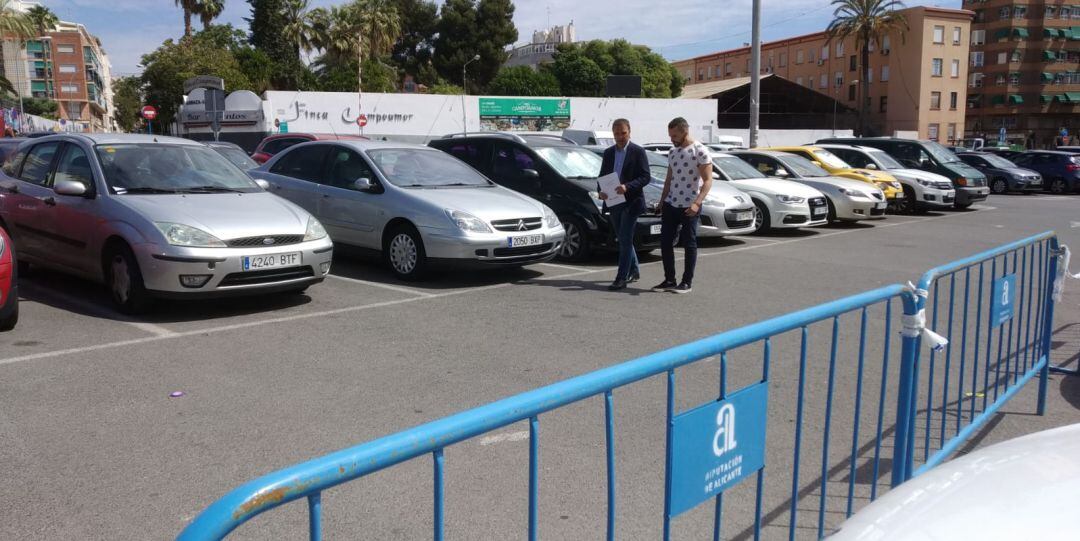 Natxo Bellido (con una carpeta en la mano) pasea por el aparcamiento del Adda