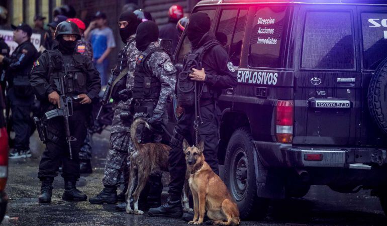 Efectivos de distintos cuerpos de seguridad custodian y toman evidencias de una explosión en la ciudad de Caracas (Venezuela)