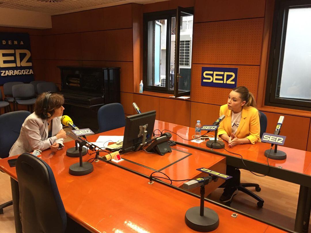 Maru Díaz, durante la emisión de La Rebotica, en Radio Zaragoza 