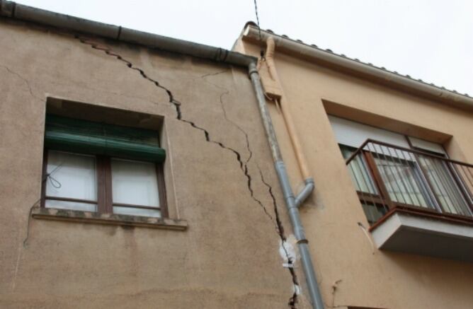 Esquerda a la façana d&#039;una casa desallotjada de Barberà de la Conca