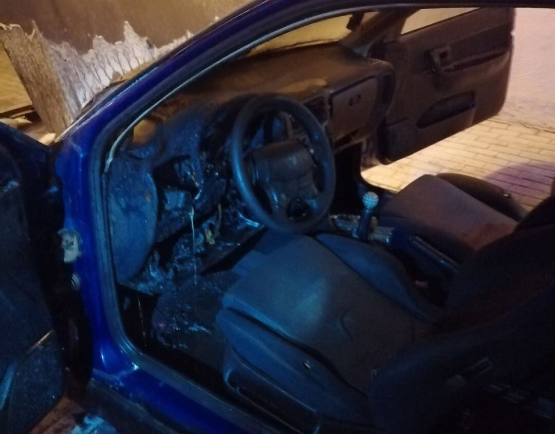 El vehículo incendiado.