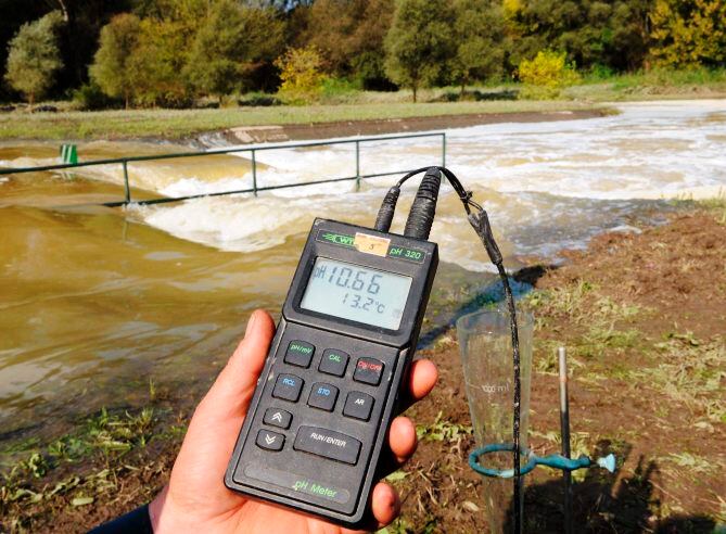 El nivel del pH (10.66) se ve en la pantalla de un medidor de la contaminación por barro rojo en el río Marcal, en Gyoer-Gyirmot, a unos 133 kilómetros al este de Budapest