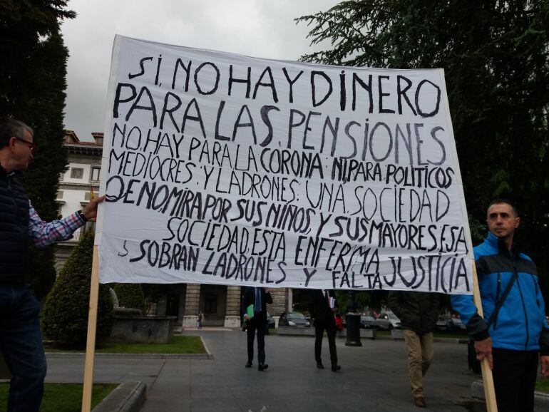 Protesta de los pensionistas convocada en Oviedo por CCOO, UGT y FAMPA