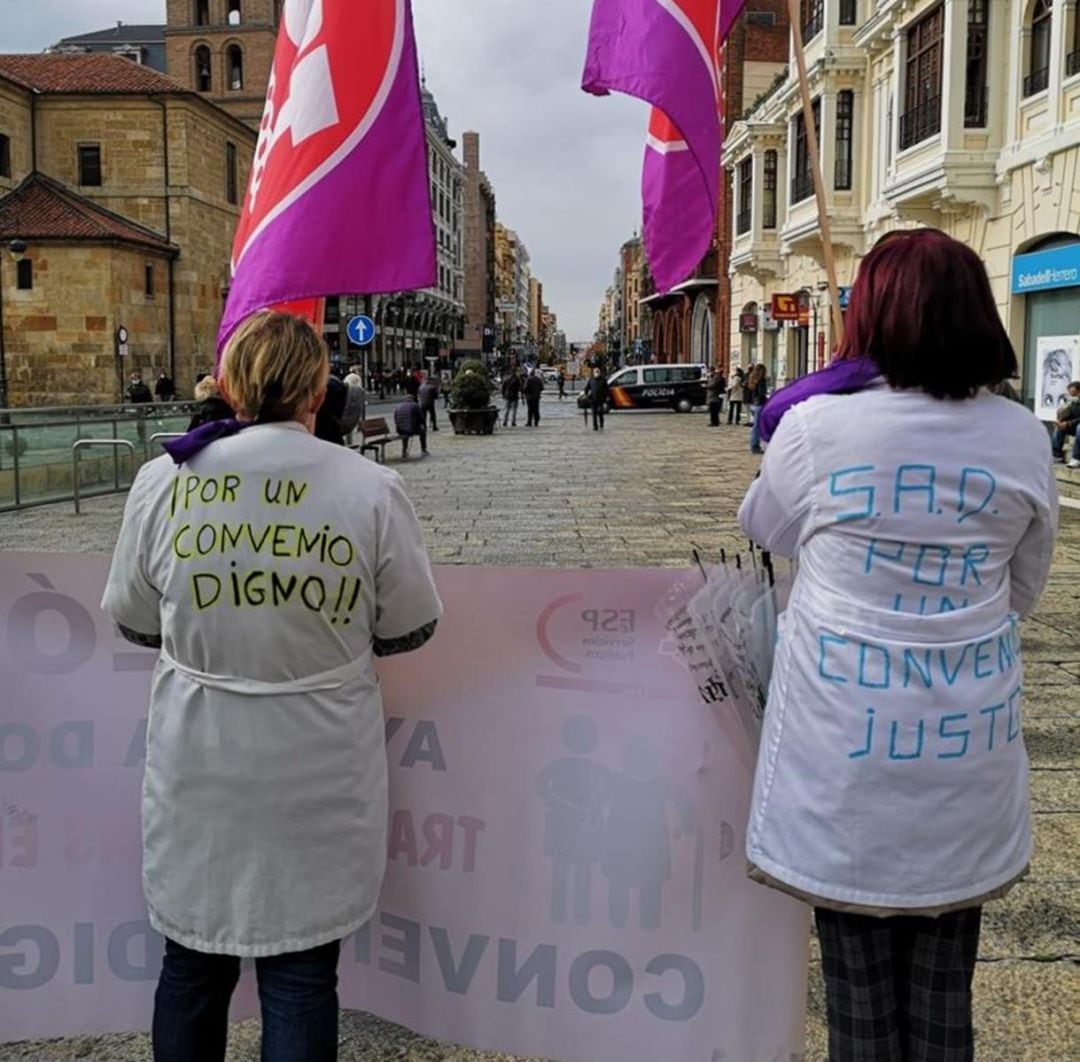 Las trabajadoras de la Atención domiciliaria se movilizaron este viernes en León