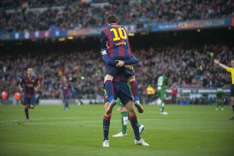 Messi celebra uno de sus goles al Levante