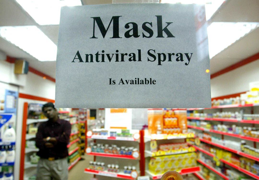 Foto de archivo de un cartel a la entrada de una tienda.