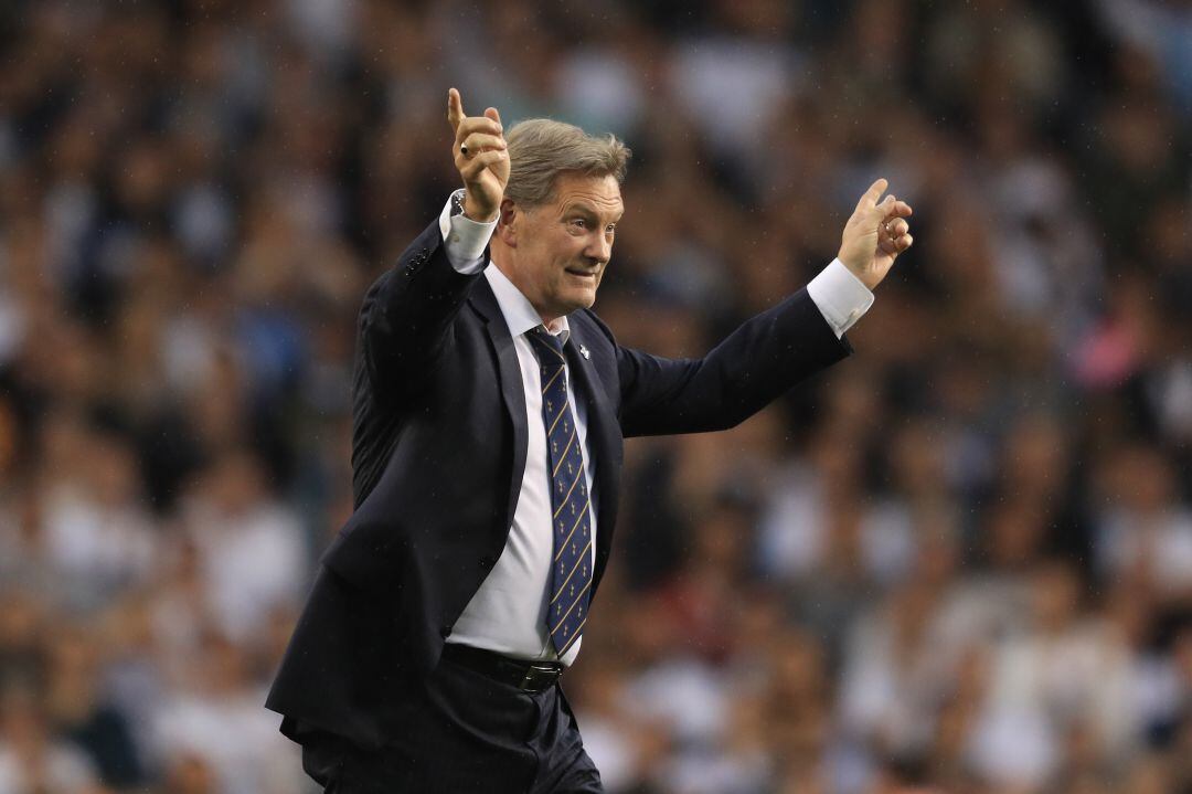 Glenn Hodle, dirigiendo un partido