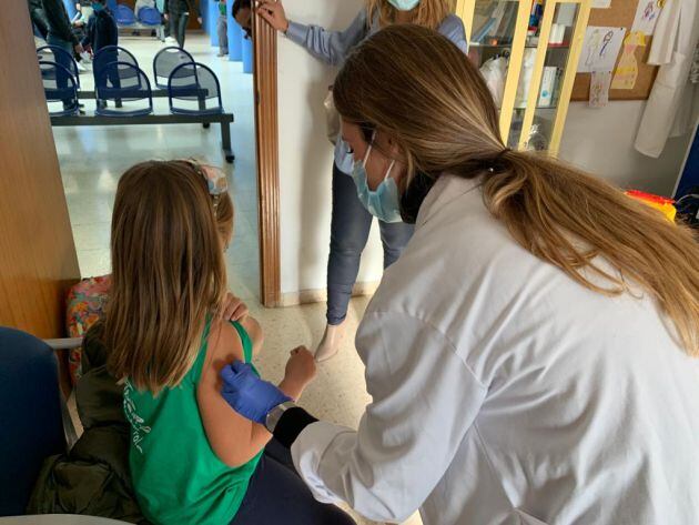 Una niña recibiendo la vacuna este miércoles en Málaga