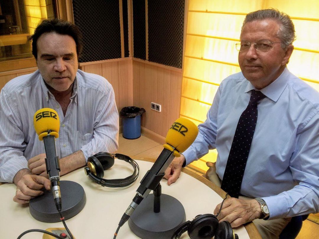 Pepe Reyes junto a Manuel Gutiérrez Luna hablando de las Jornadas Taurinas de 2013 en Algeciras.
