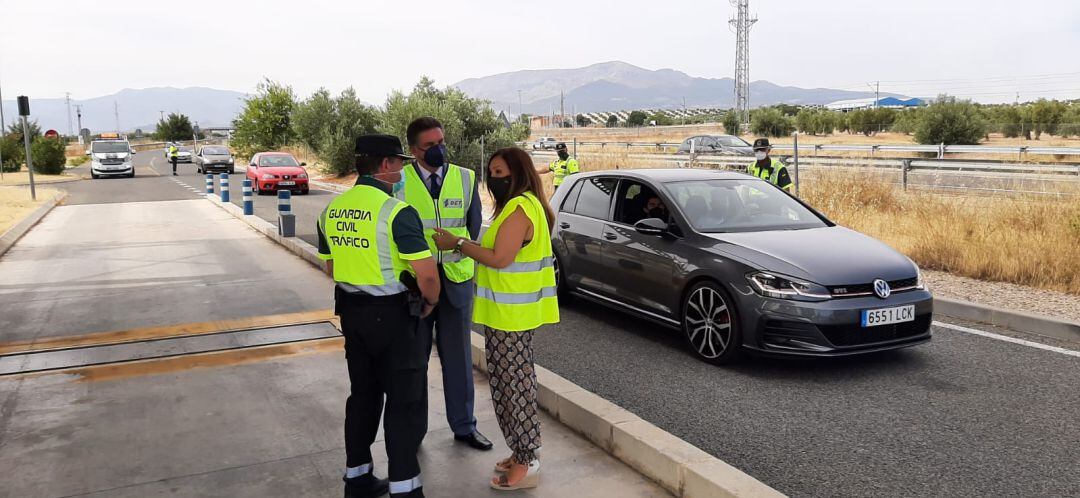 De izquierda a derecha, el jefe accidental del Subsector de Tráfico de la Guardia Civil de Jaén, el teniente Francisco Javier Mata; el jefe provincial de la DGT, Juan Diego Ramírez, y la subdelegada del Gobierno, Catalina Madueño.