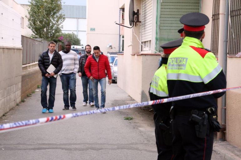 Agents de policia amb un testimoni. Foto: ACN