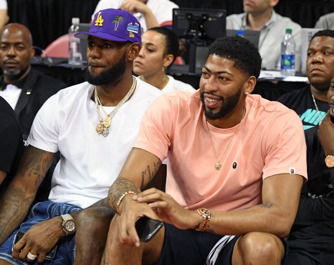 LeBron James y Anthony Davis viendo un partido