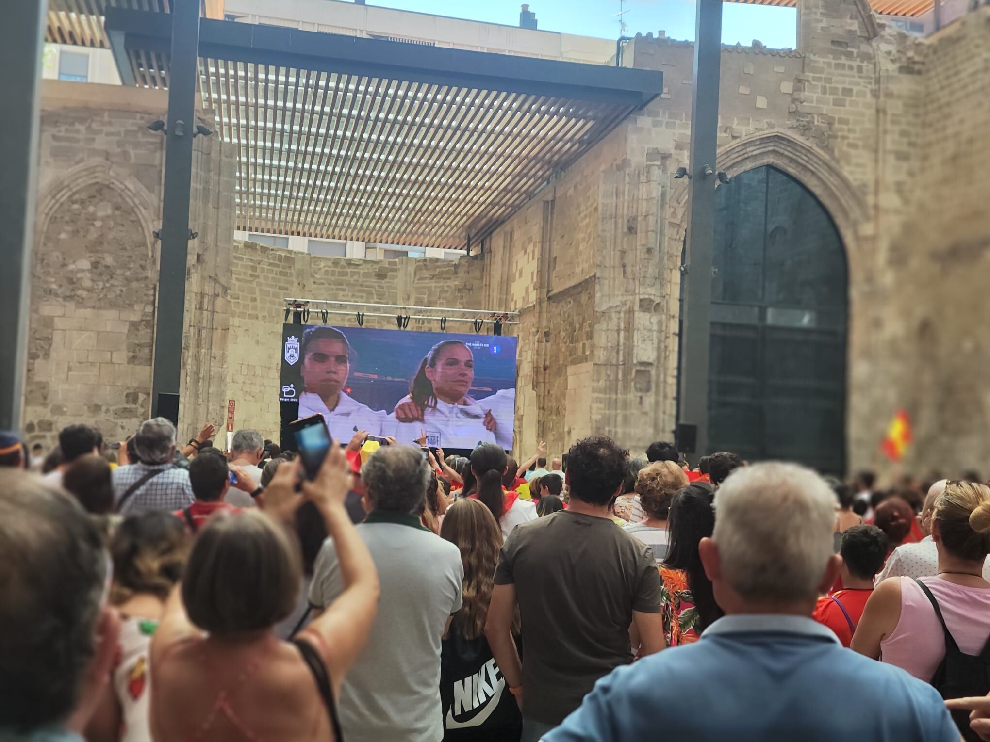 El Monasterio de San Juan reunió, a la sombra, a cientos de aficionados entorno a la final del Campeonato del mundo de futbol femenino