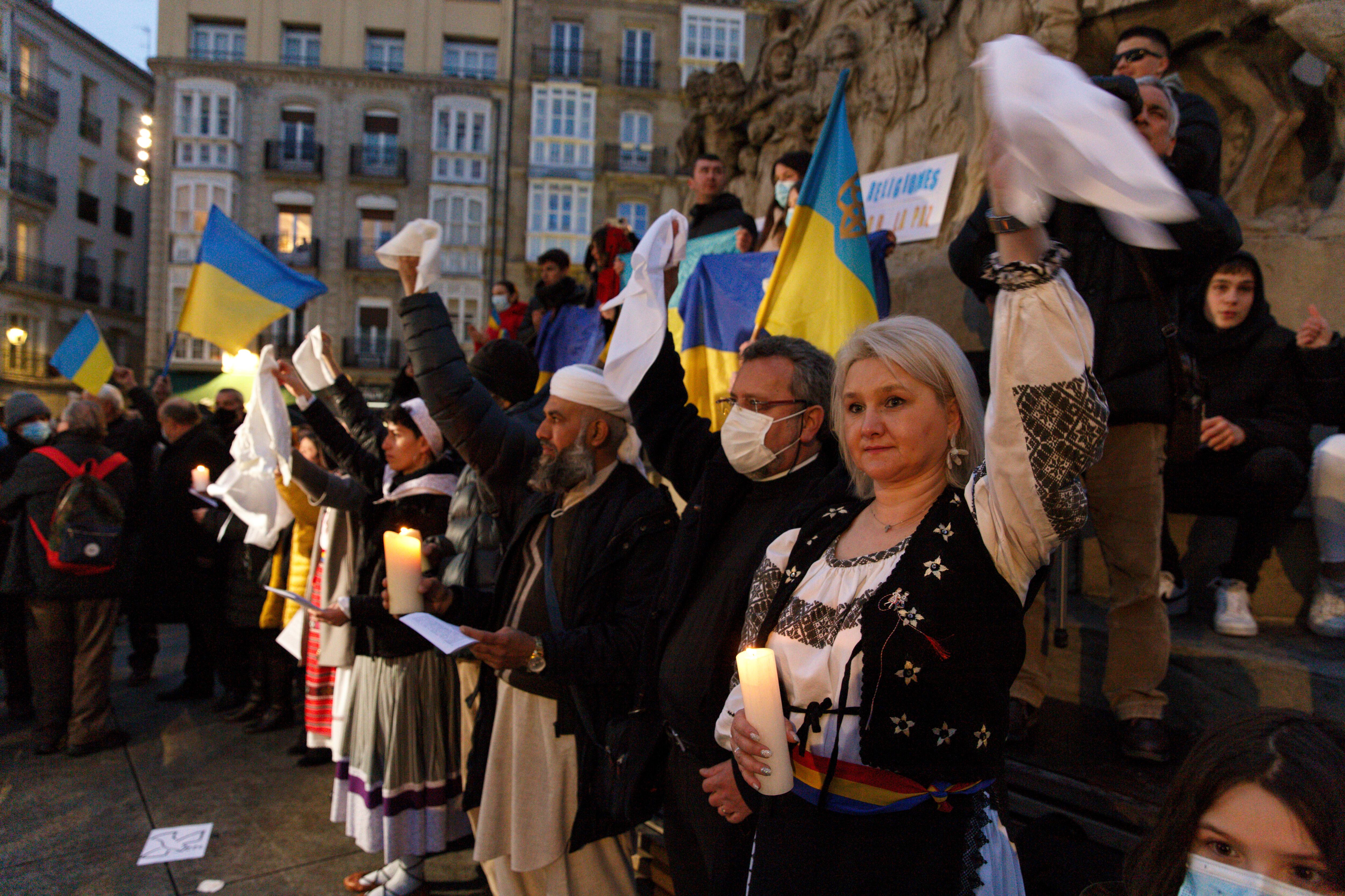 VITORIA, 05/03/2022.- Varios cientos de personas se concentran este sábado en Vitoria en respuesta al llamamiento que ha hecho la Diócesis de la capital alavesa para que ciudadanos de distintas confesiones religiosas clamen por la paz en Ucrania. EFE/David Aguilar