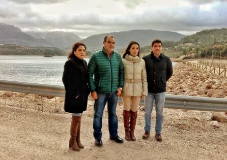 La candidata en la Presa de Siles con los coordinadores de las agrupaciones locales de Santiago-Pontones y Arroyo del Ojanco, José Miguel Llopis y María Porcel, respectivamente