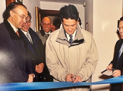 Corte de la cinta en las primeras instalaciones de Radio Peñafiel en El Corralillo