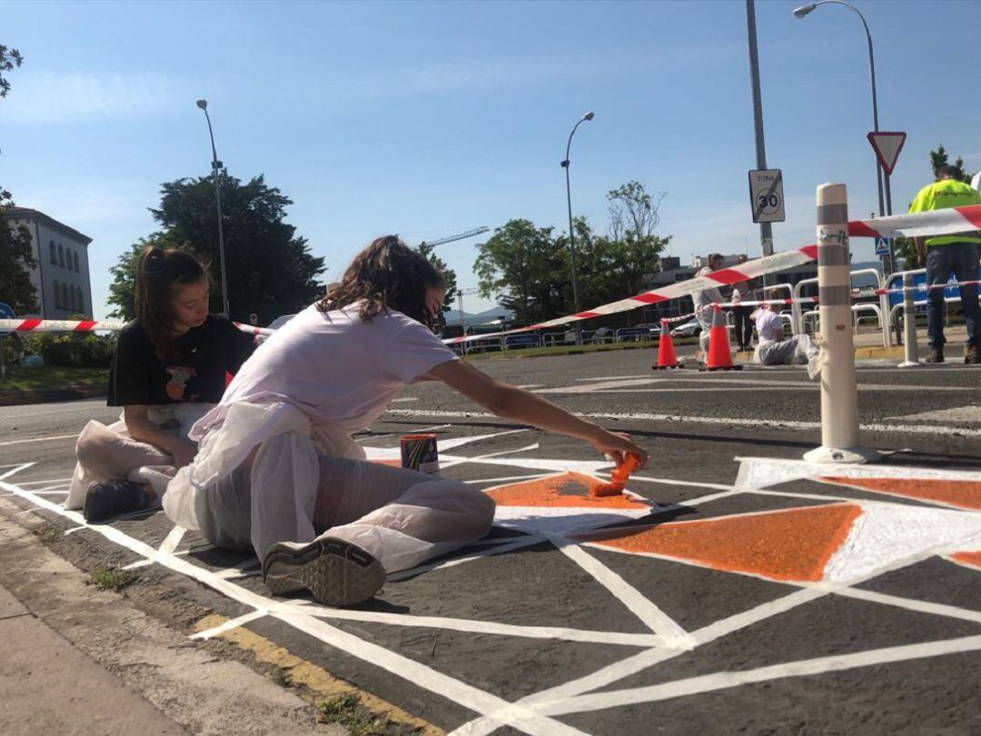 Alumnas coloreando uno de los mosaicos