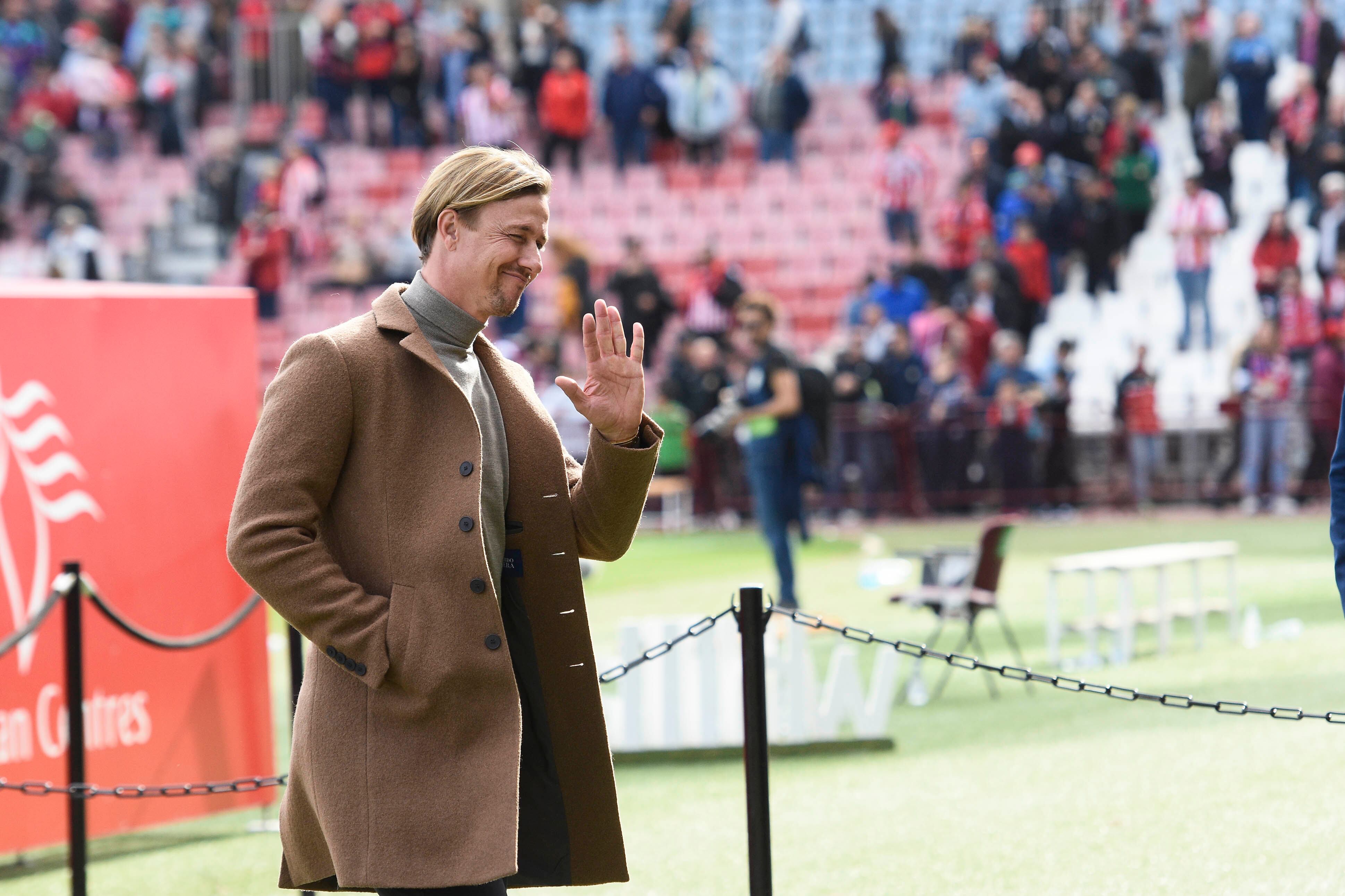 Guti saludando a la afición del Almería.