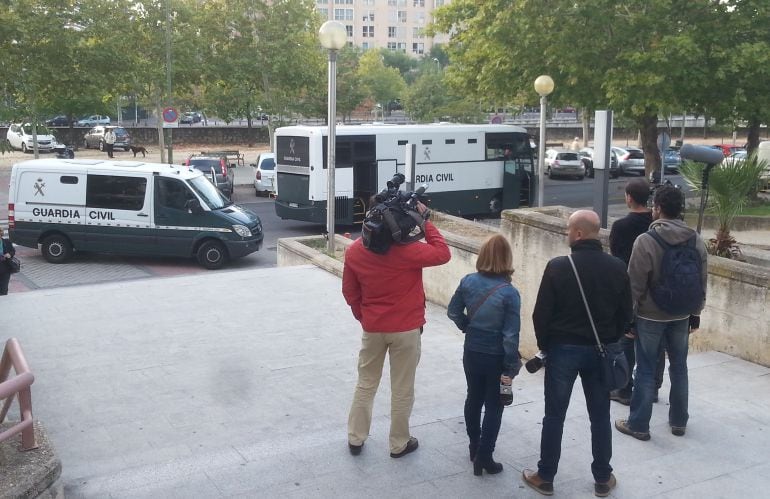 Furgones de la Guardia Civil trasladan presos hasta la Audiencia Provincial de Madrid