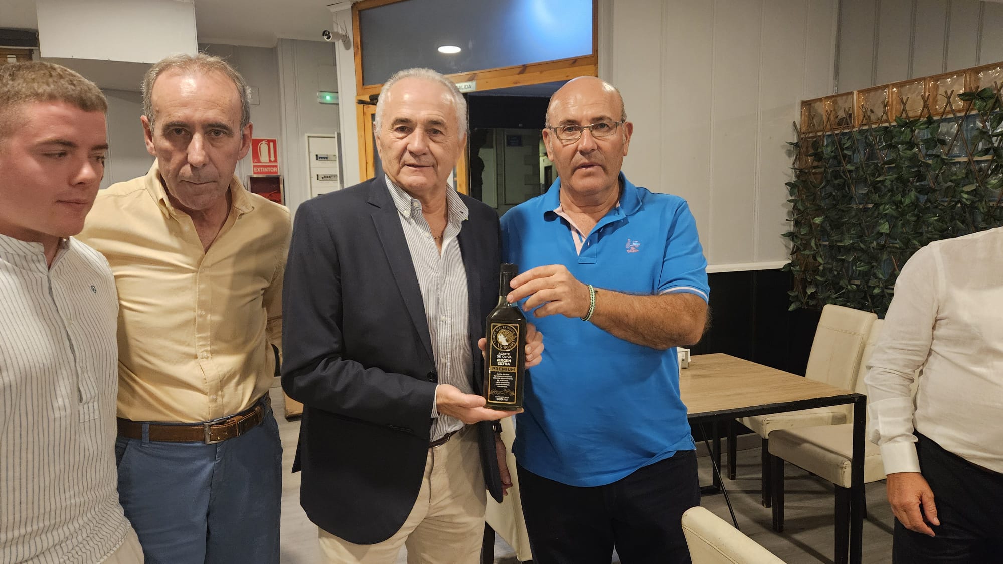 Fernando Balboa entrega una botella del aceite &#039;13 Rosas&#039; a Rafael Gordillo