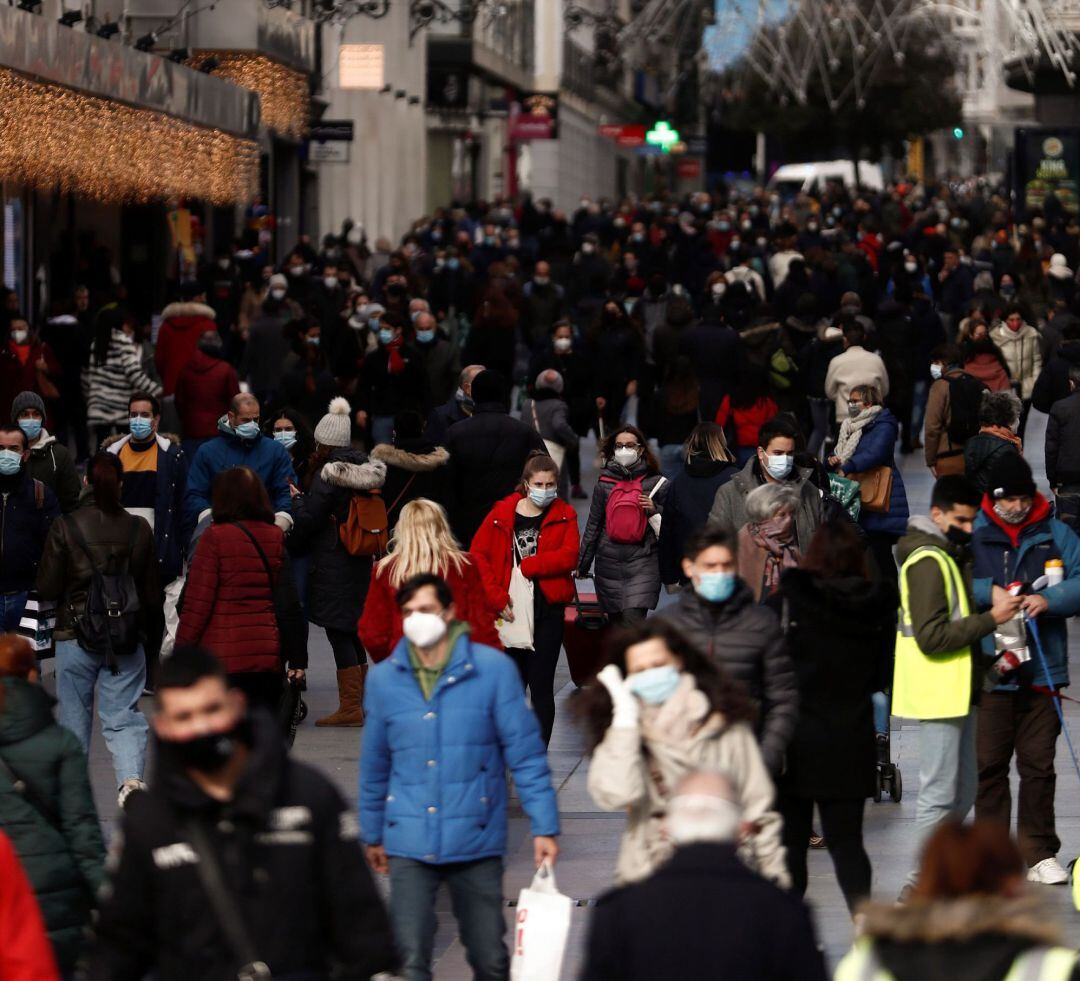 Viandantes pasean por la calle Preciados en Madrid.