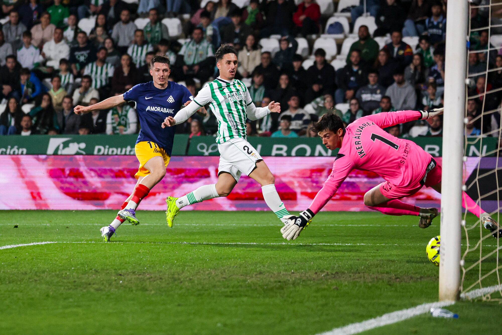 Lauti marcant el primer dels quatre gols de la nit de l'FC Andorra davant el Còrdova
