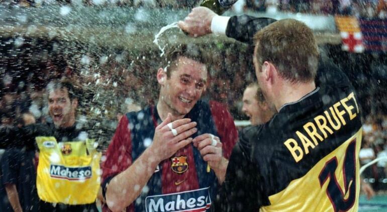 Iñaki Urdangarín celebra un título logrado por el F.C. Barcelona junto al exportero David Barrufet.