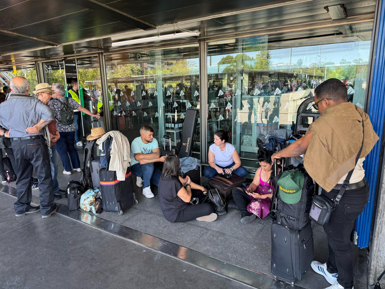 Pasajeros en las puertas de la estación de Renfe