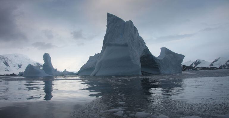 Larsen B Ice Shelf, que se rompió parcialmente en el 2002, es derritiéndose y debilitándose rápidamente y se espera su desintegración completa al final de la década.