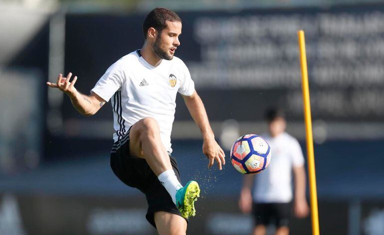 Mario Suárez, en un entrenamiento del Valencia