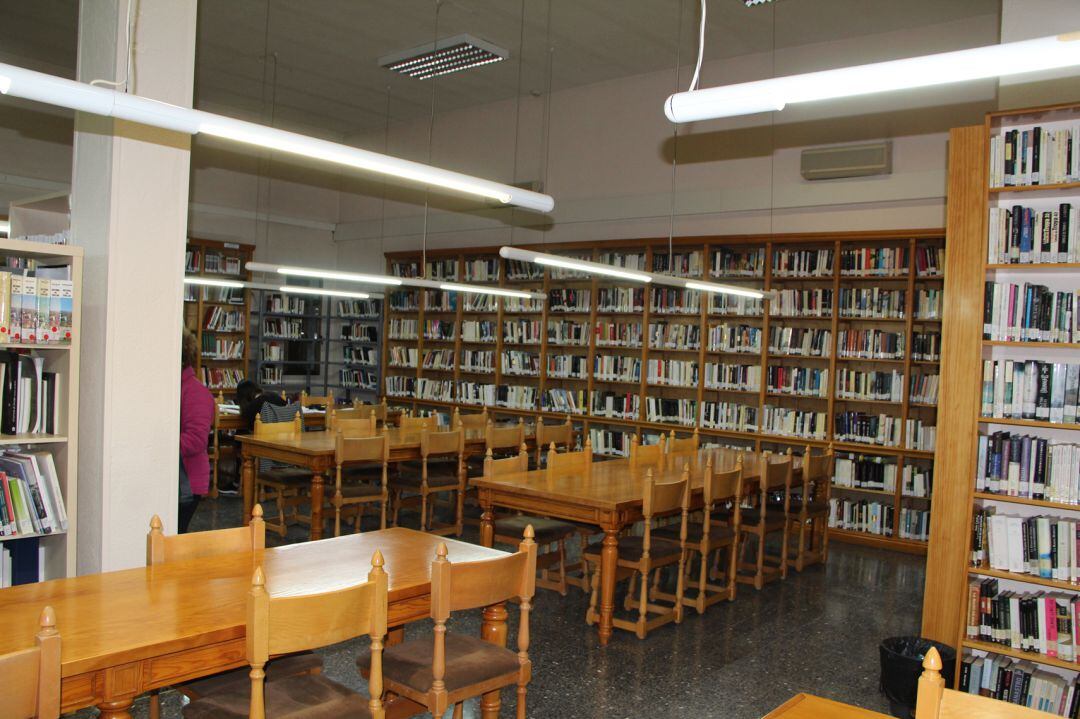 Sala de lectura y ejemplares de la Biblioteca Cronista Herrera de Cuéllar