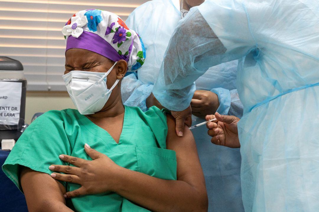 Trabajadores de la Salud ponen la primera vacuna contra la Covid-19 durante el inicio de vacunaciones en el país hoy, en el hospital militar Ramón de Lara, en Santo Domingo (República Dominicana).