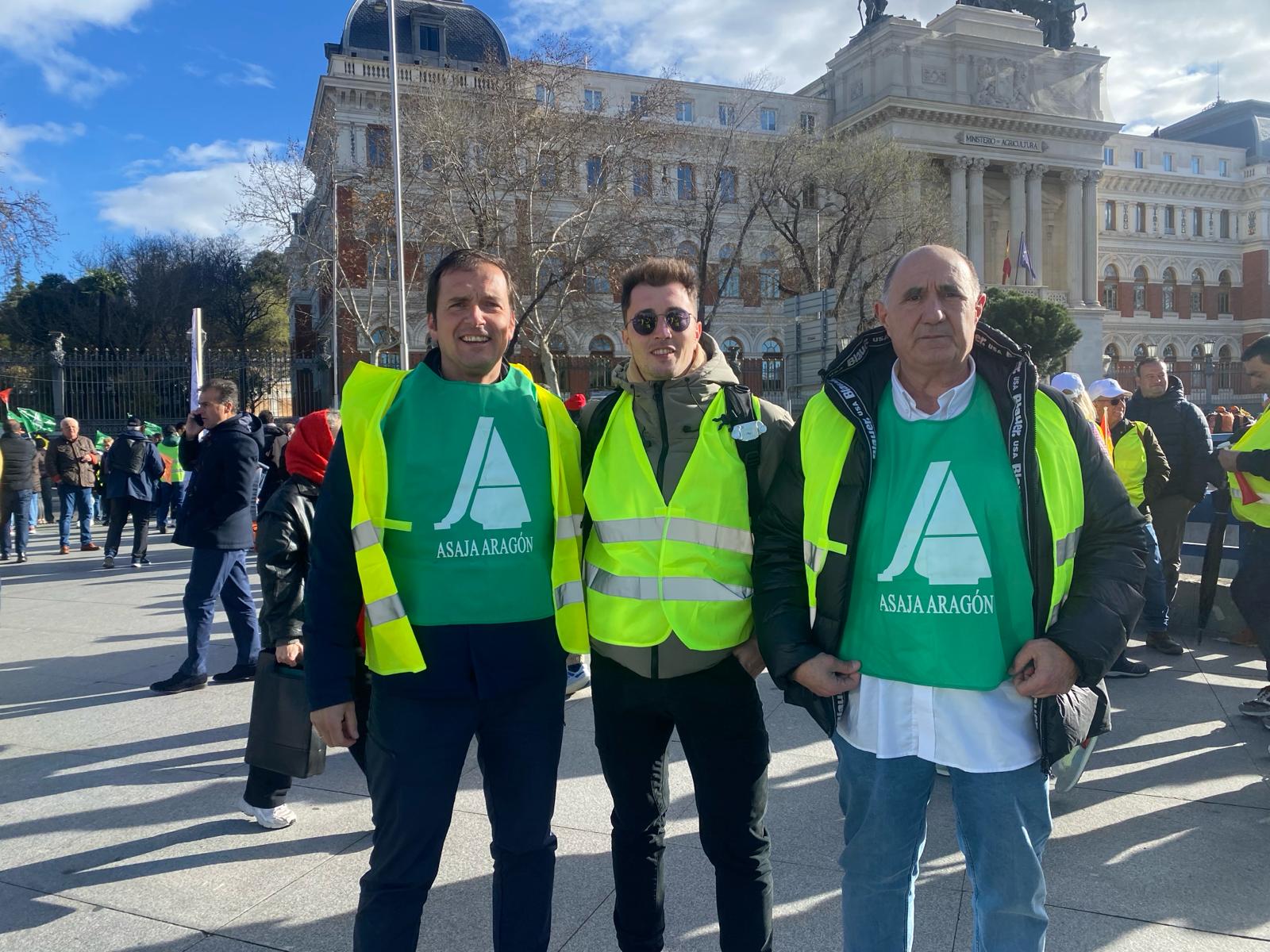 José Fernando Luna (a la derecha), presidente provincial de ASAJA, junto a compañeros de Asaja y Araga, en Madrid