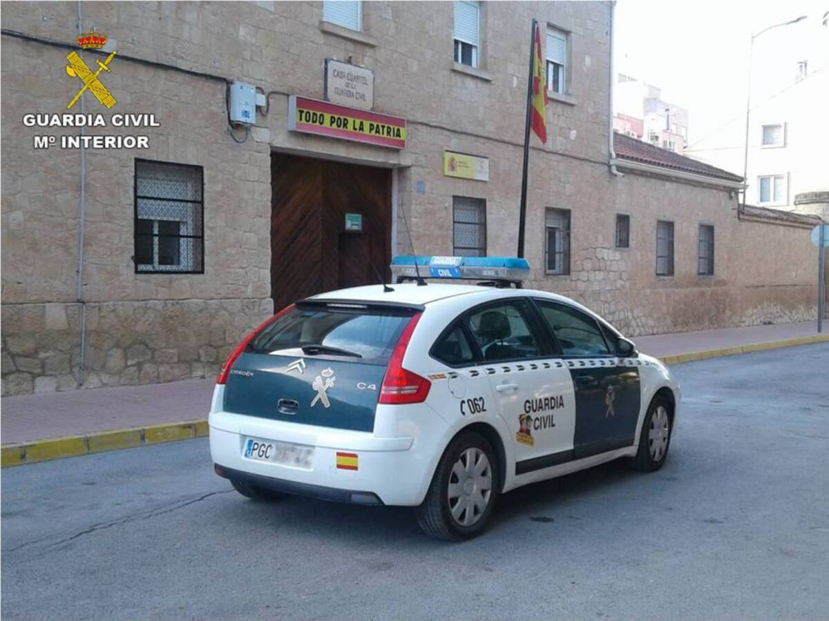 La Guardia Civil detiene en Monóvar a tres hombres que le dieron una paliza a un joven para robarle el reloj