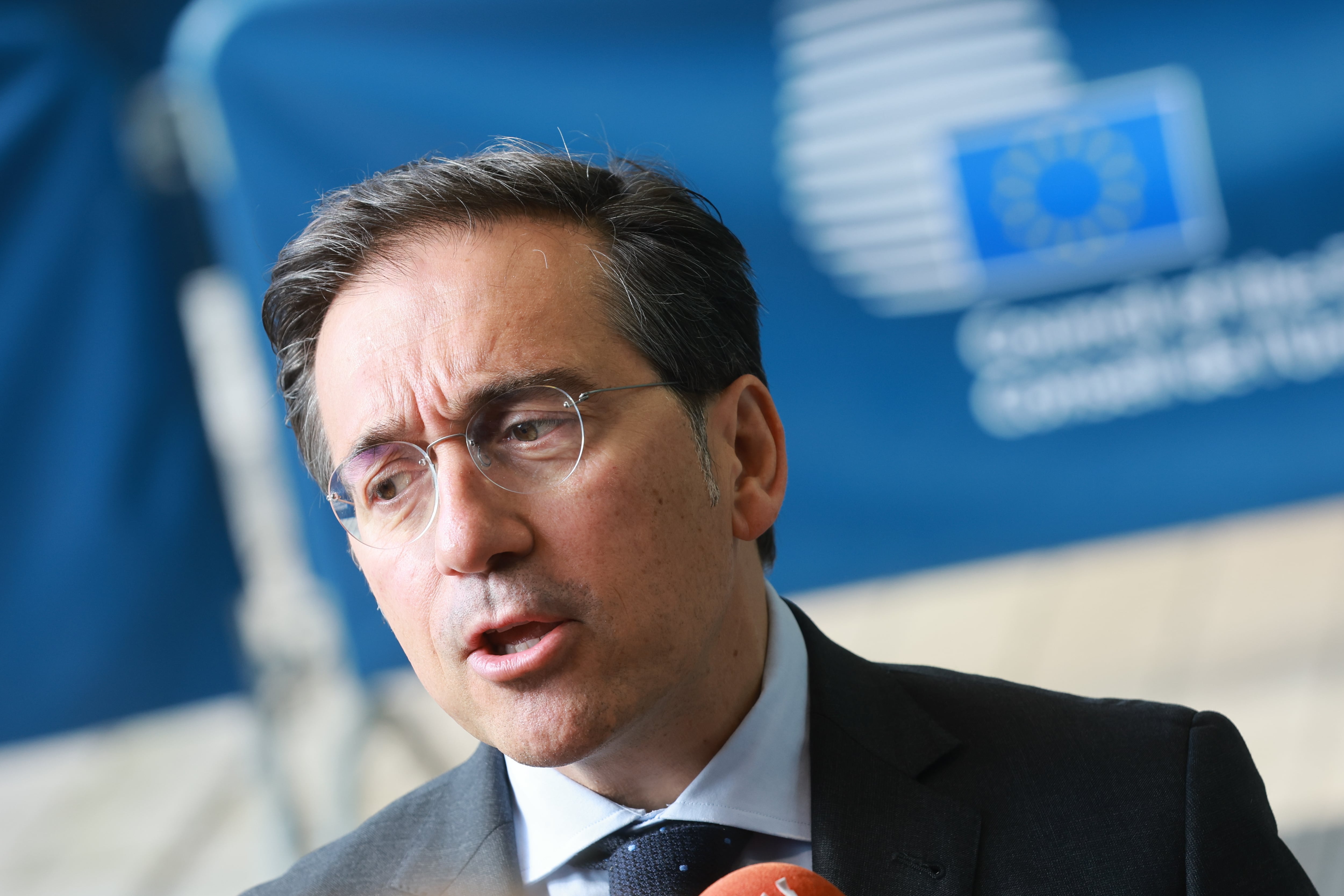 El ministro de Asuntos Exteriores español, José Manuel Albares, habla con los medios de comunicación a su llegada a una reunión del Consejo de Asuntos Exteriores en la ciudad de Luxemburgo, Luxemburgo, el 21 de abril de 2026.