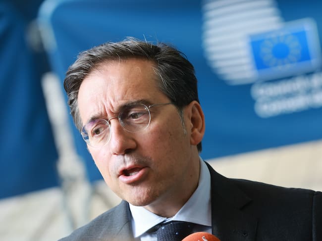 El ministro de Asuntos Exteriores español, José Manuel Albares, habla con los medios de comunicación a su llegada a una reunión del Consejo de Asuntos Exteriores en la ciudad de Luxemburgo, Luxemburgo, el 21 de abril de 2026.