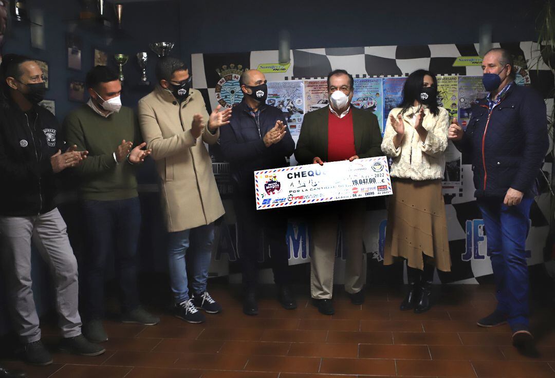 Jesús Alba hace entrega de la donacion del Automóvil Club de Jerez