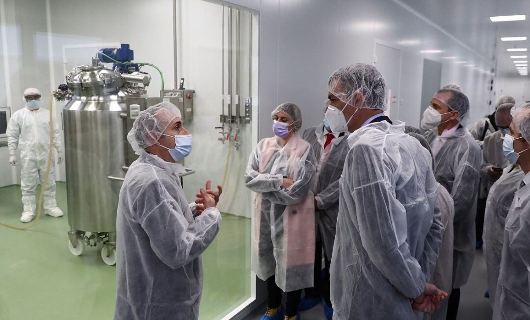 Archivo - Pedro Sánchez visita a las instalaciones de producción de HIPRA