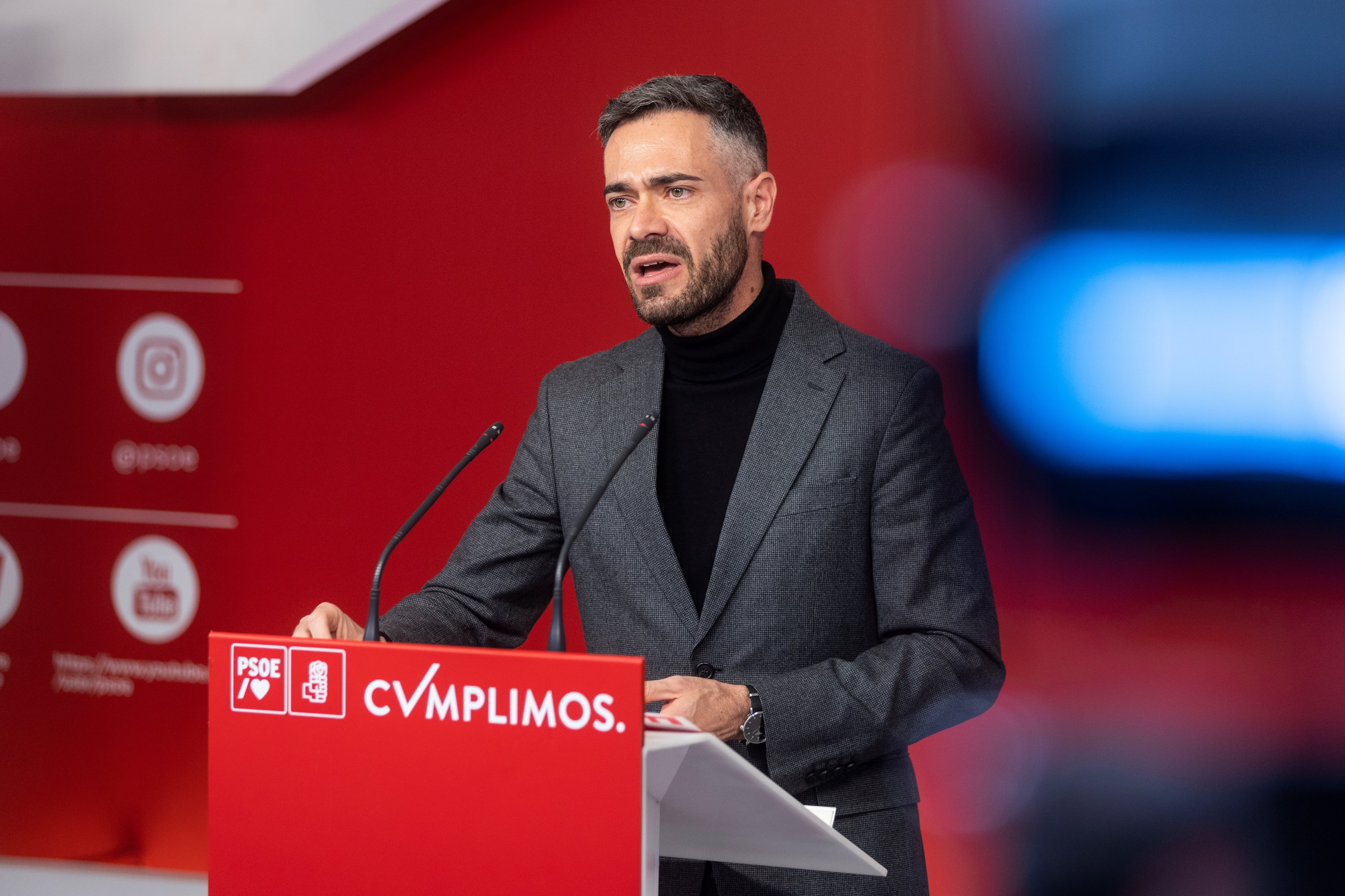 El portavoz de la Ejecutiva Federal del PSOE, Felipe Sicilia, durante la rueda de prensa posterior a la reunión que la Ejecutiva ha celebra este lunes en la sede de Ferraz en Madrid