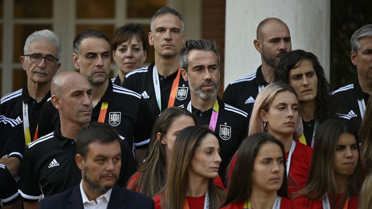 Miembros del cuerpo técnico de la Selección femenina de fútbol se pronuncian en un comunicado: "...ponen sus cargos a la disposición de la RFEF"
