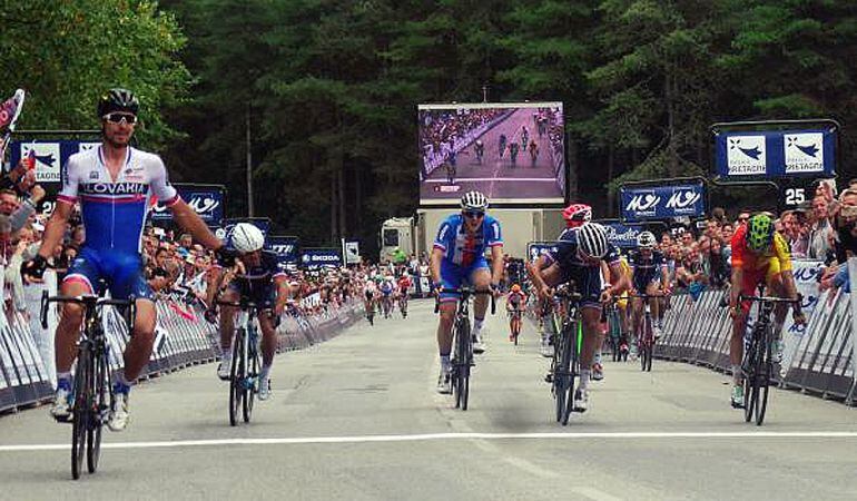 Dani Moreno (derecha, con maillot rojo) durante el sprint final