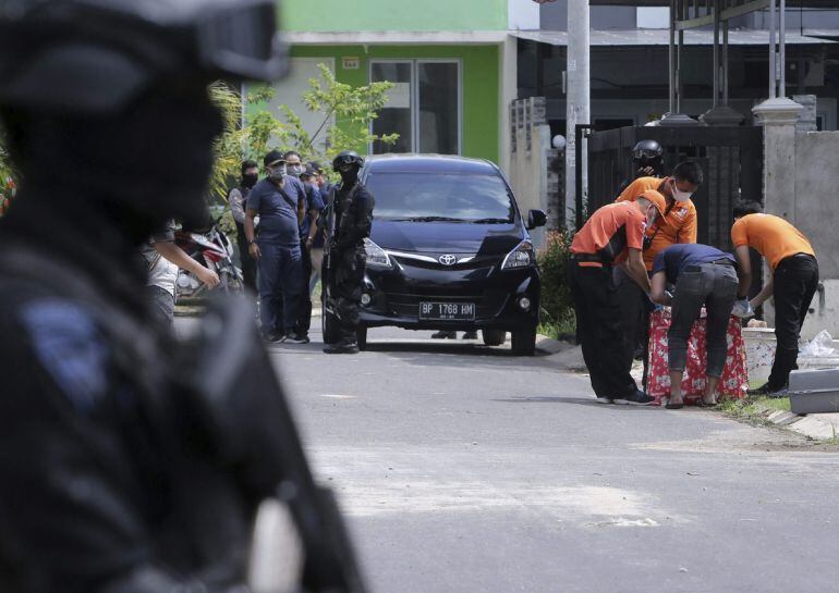 Un escuadrón antiterrorista de la policía indonesia busca alguna evidencia durante una redada en un área residencial en Batam   