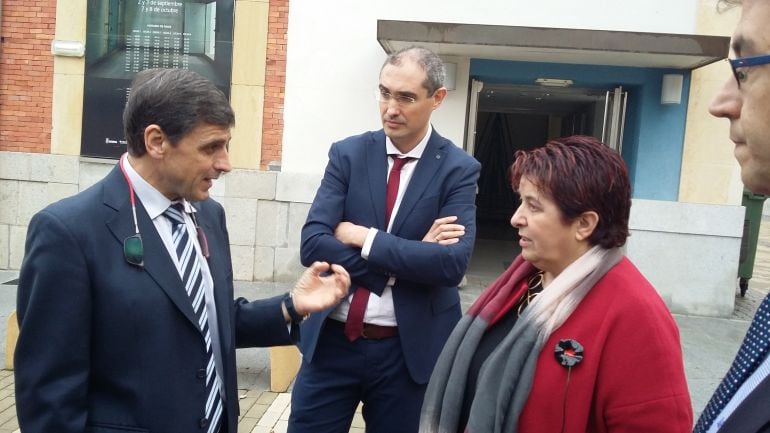 El coordinador del plan nacional de ciudades inteligentes Enrique Martínez (i) junto a la Alcadesa Clara Luquero (D) momentos antes de la inauguración del foro Smart City.