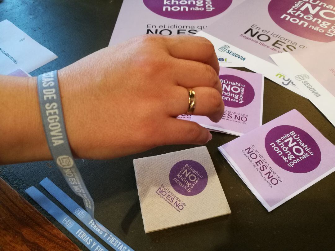 Imagen de los folletos editados y de las pulseras de color azul con el slogan de la campaña