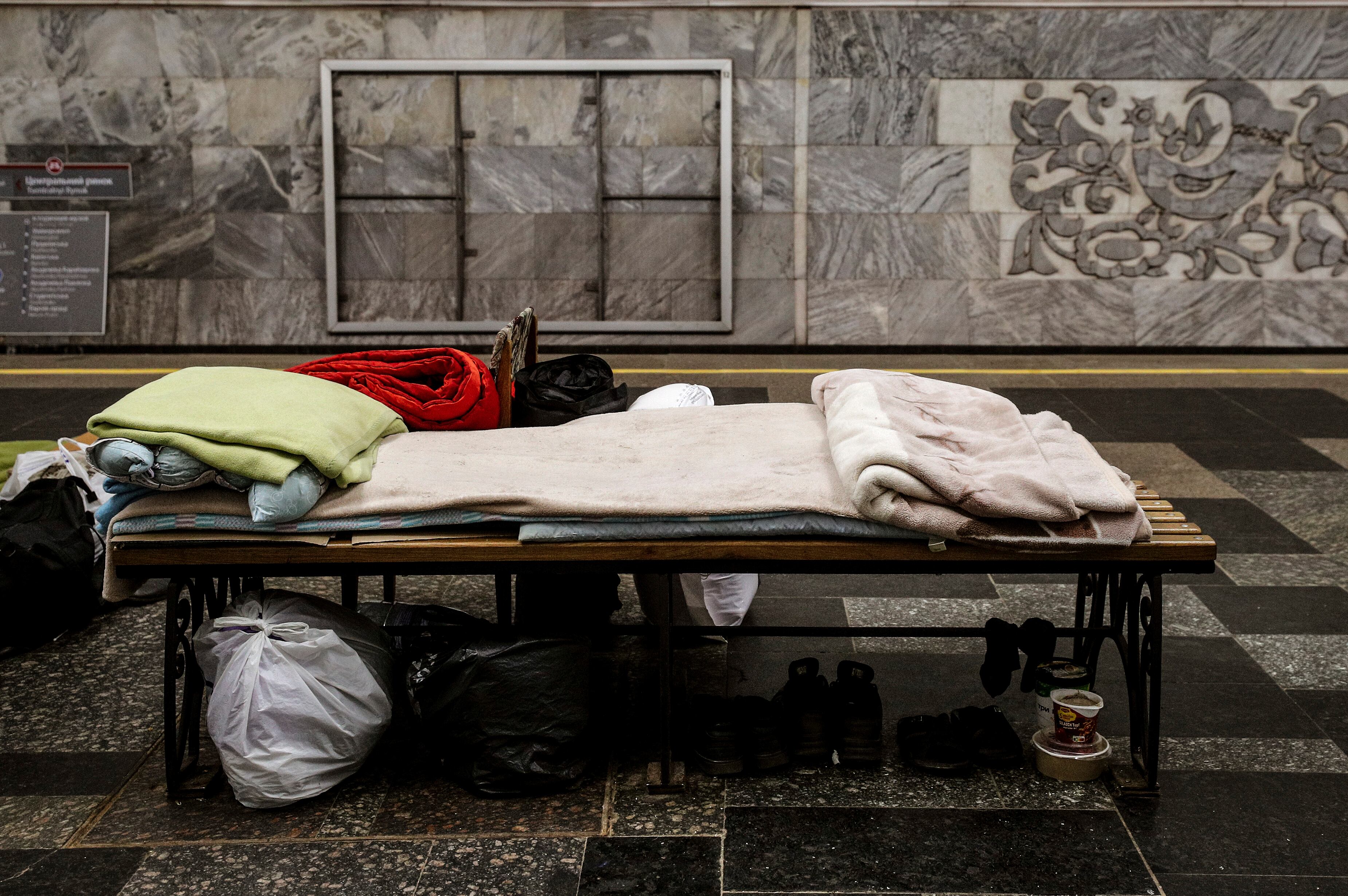En el metro de Járkov aún quedan centenares de personas que acuden cada noche a dormir. Durante el día muchos hacen la cama y recogen su pequeño dormitorio sin paredes en el que se refugian de los proyectiles que cada día caen en esta ciudad del este de Ucrania, a solo 40 kilómetros de la frontera rusa