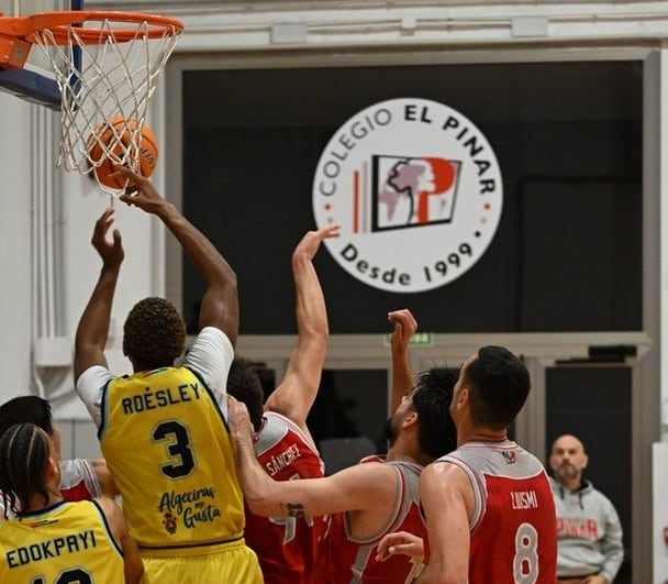Roy Mendes en el partido ante El Pinar