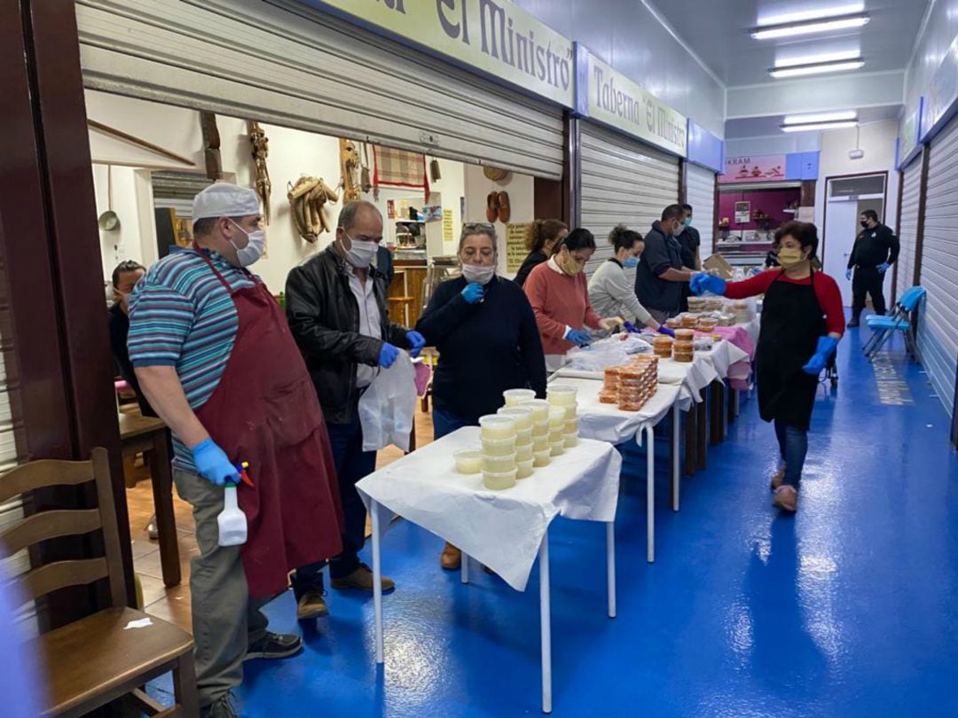 El concejal de Comercio ha visita el mercado de minoristas para agradecer el gesto solidario de estos empresarios