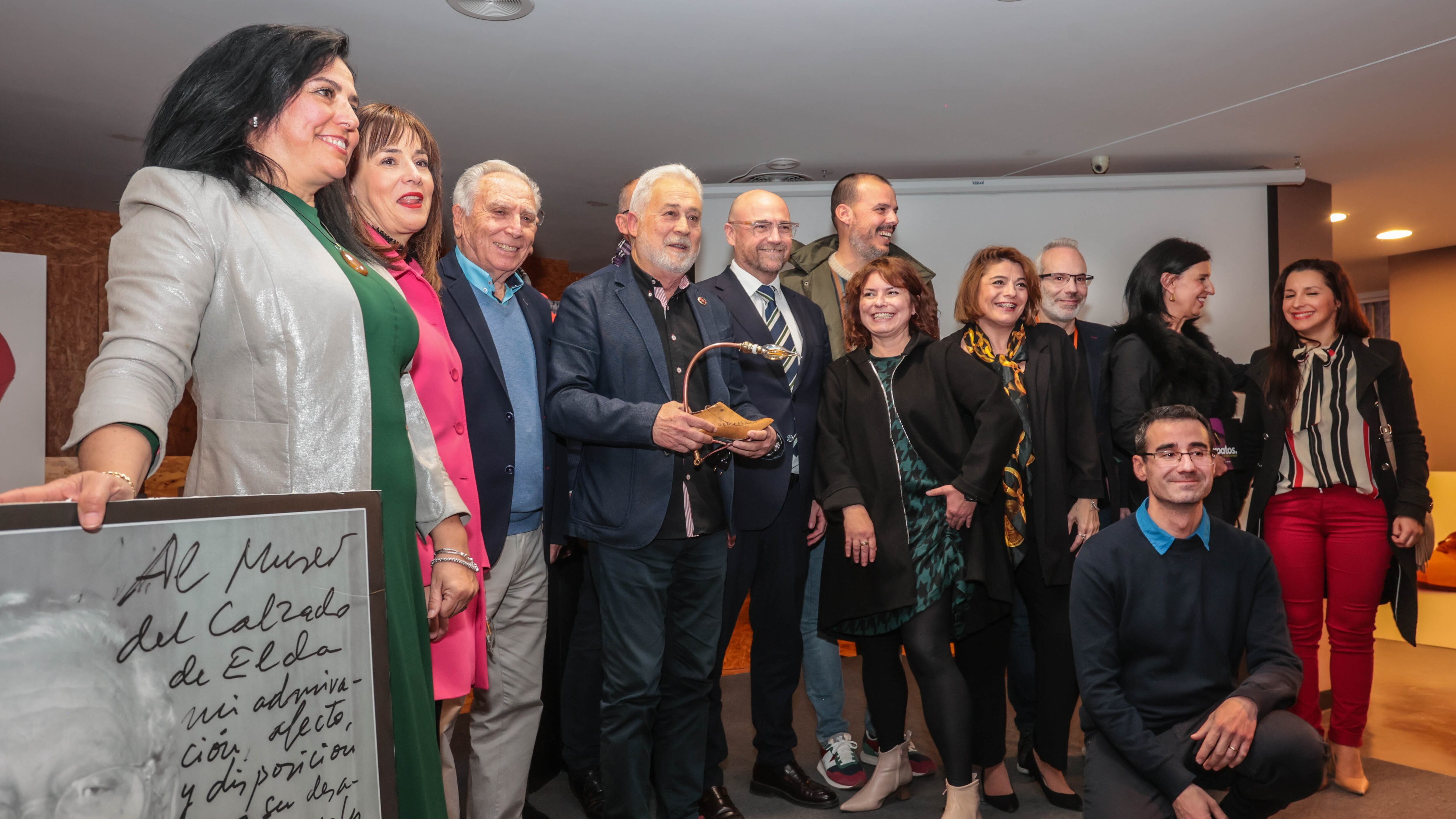 Loles Esteve (izquierda), directora del Museo del Calzado de Elda, durante la celebración del 25 aniversario de su inauguración